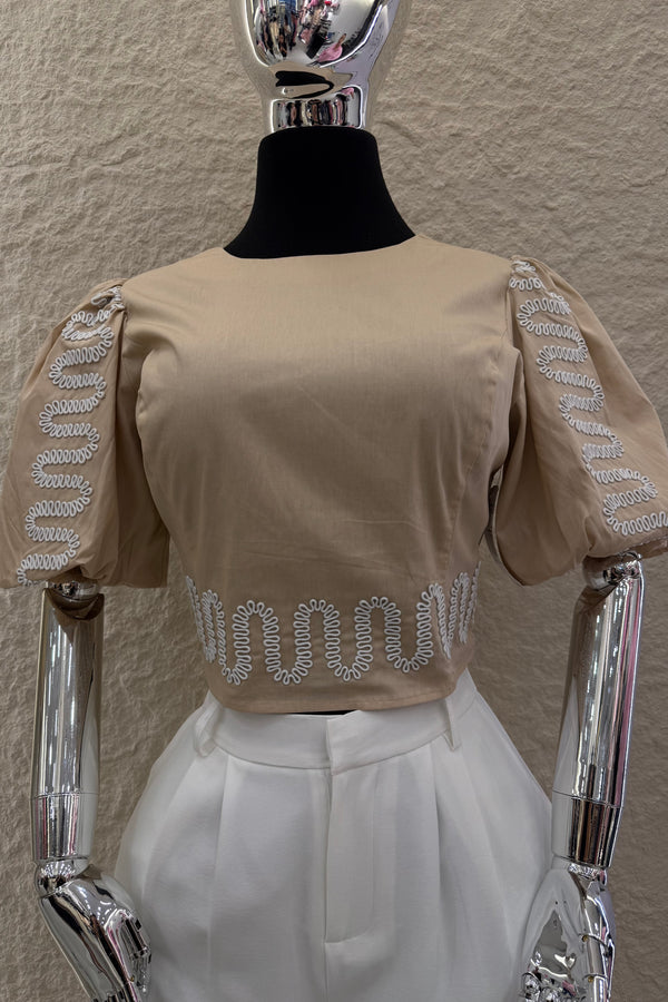 Blusa Puff Beige con Bordado Blanco