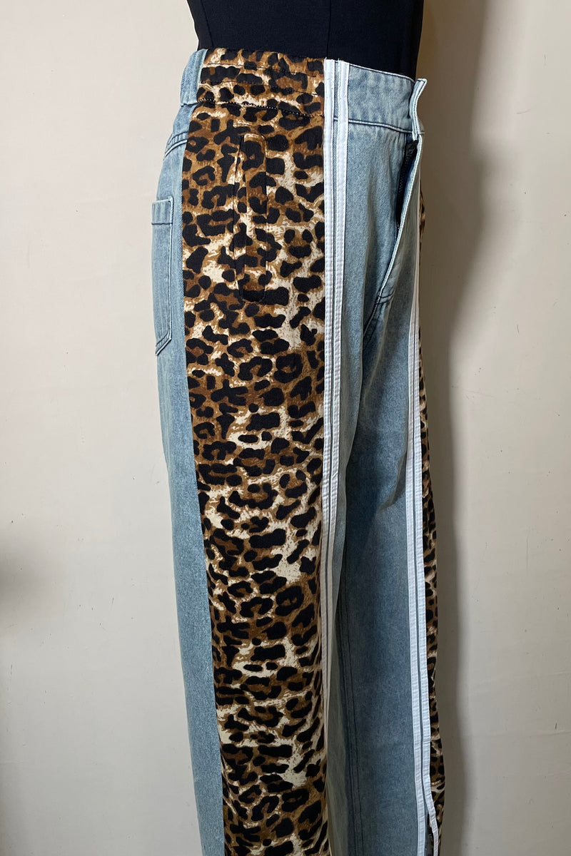 Pantalon con Animal Print Denim