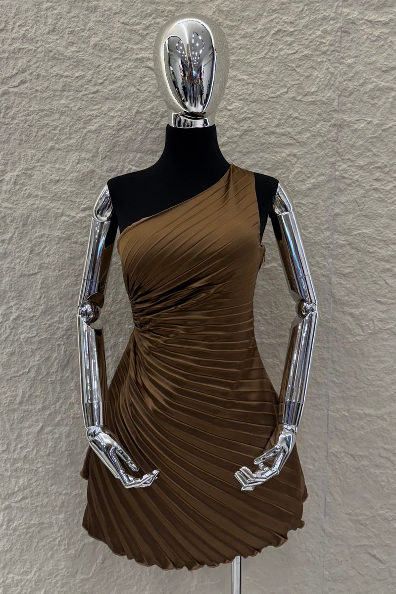 Vestido One Soulder Plisado Cafe