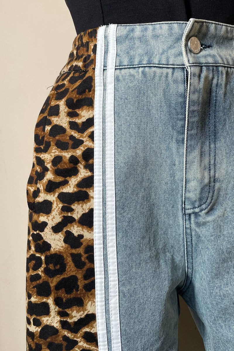 Pantalon con Animal Print Denim