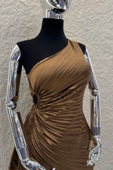 Vestido One Soulder Plisado Cafe