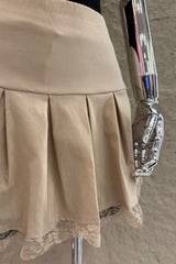 Falda Corta Plisada con Encaje Beige