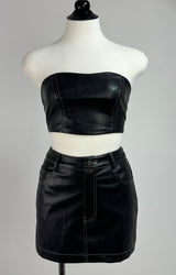 Crop Top Vinipiel Negro Costuras Blancas