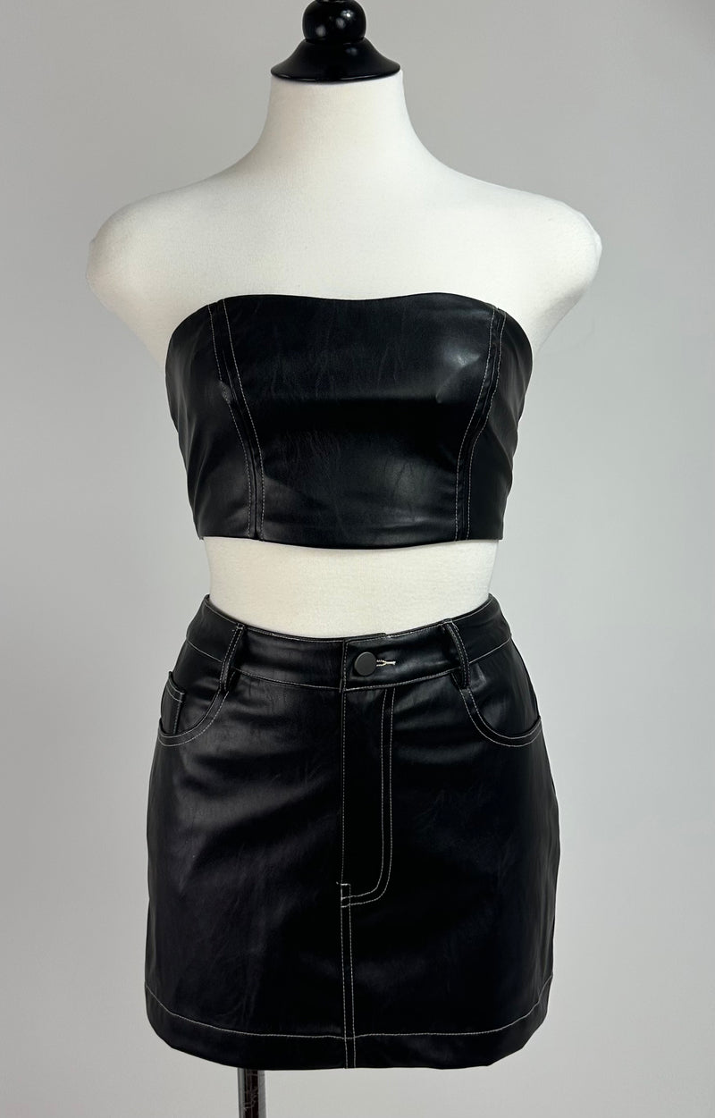 Crop Top Vinipiel Negro Costuras Blancas