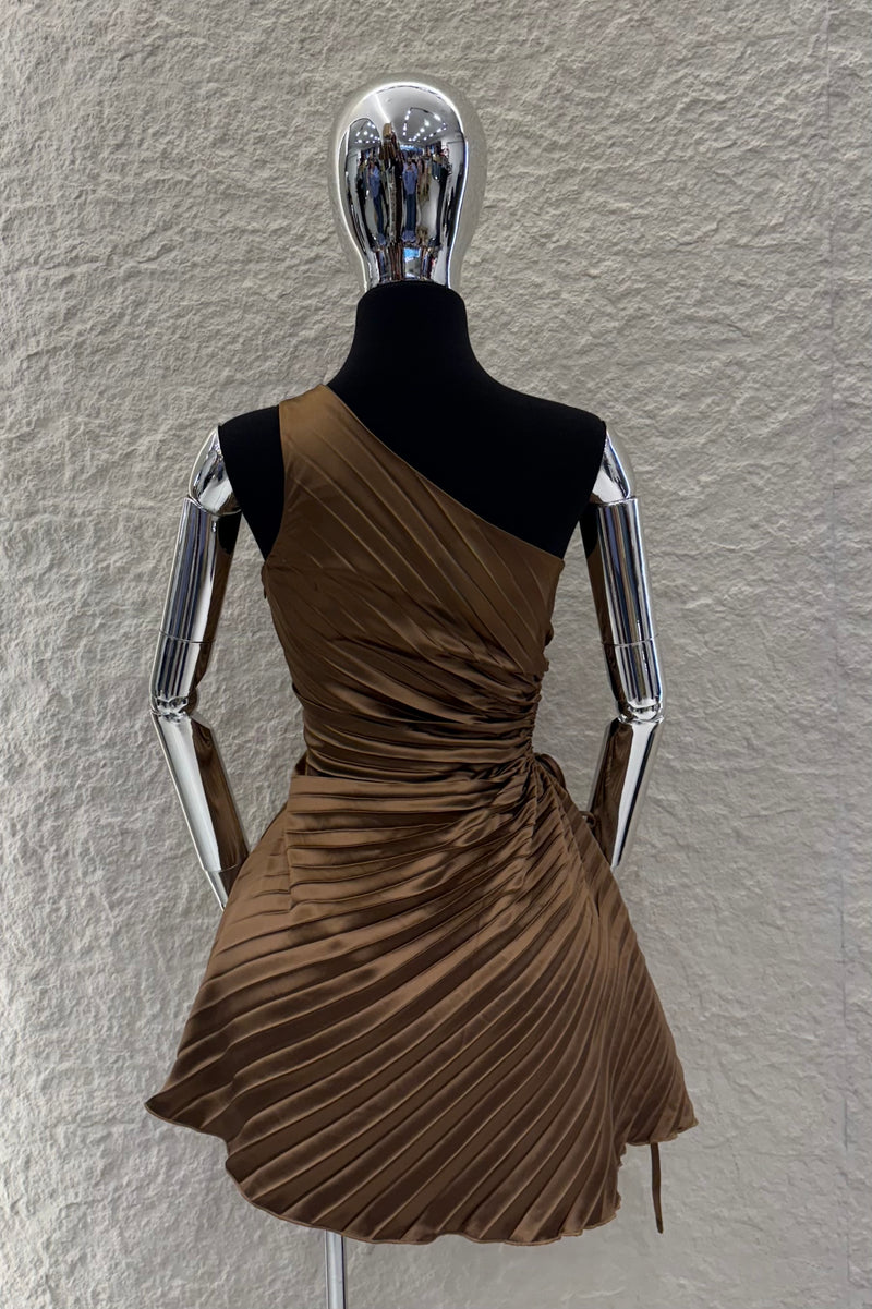 Vestido One Soulder Plisado Cafe