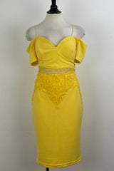 Vestido Amarillo Con Encaje en Cintura