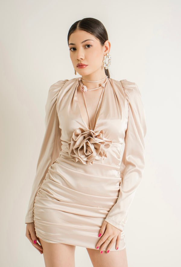 Vestido Satinado Con Flor Beige