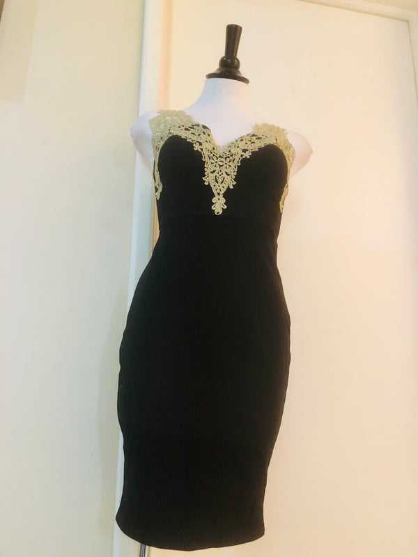 Vestido Ajustado Con Encaje Dorado