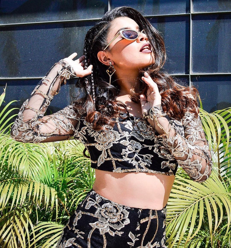 Crop Top Negro y Dorado con Lentejuelas