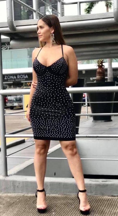 Vestido Satinado Negro Con Piedras