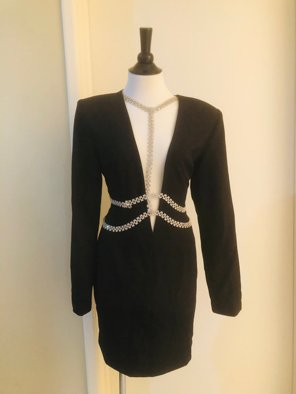 Vestido Negro Con Cadena en Escote